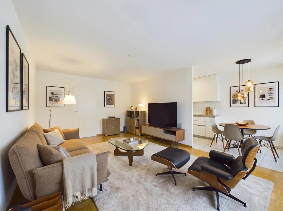 Zentrale Lage, Balkon zum ruhigen Hinterhof und Einstellplatz mit E...
