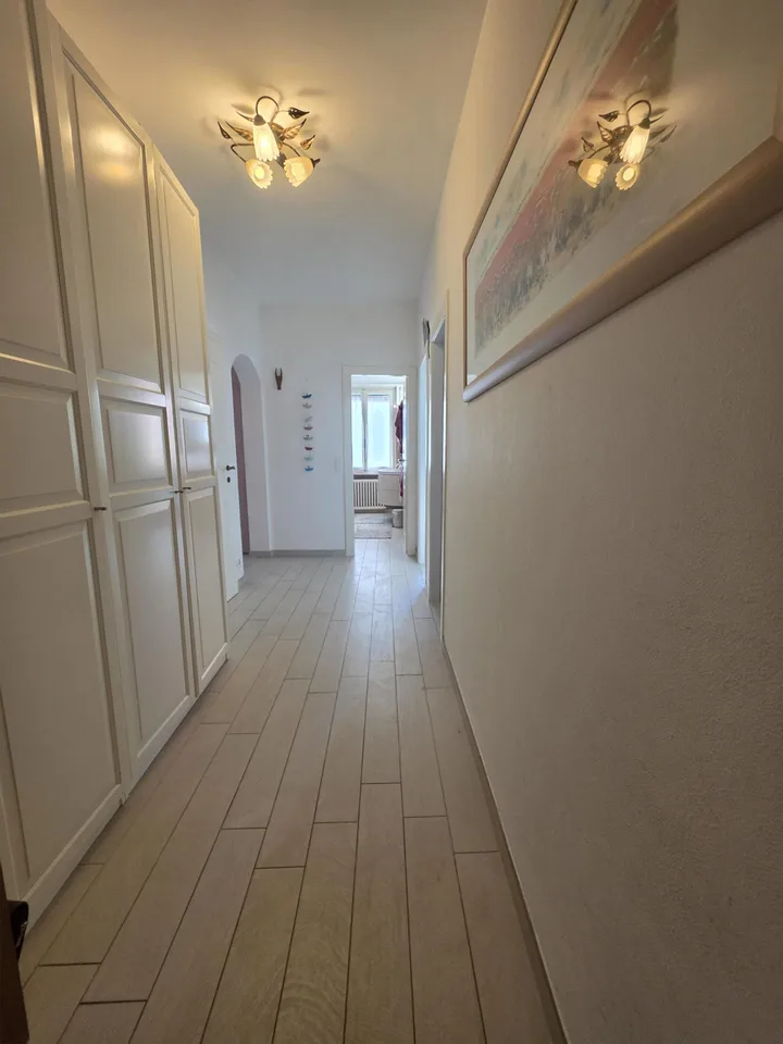 Wohnung mit Möbeln in optimaler Lage