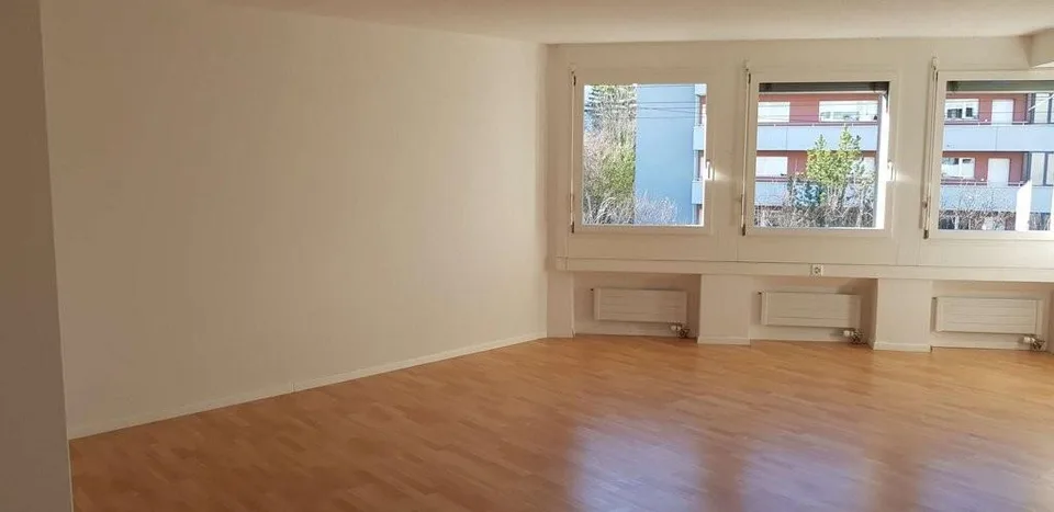Büroraum an bester Lage mitten im Zentrum Seebach zu vermieten!