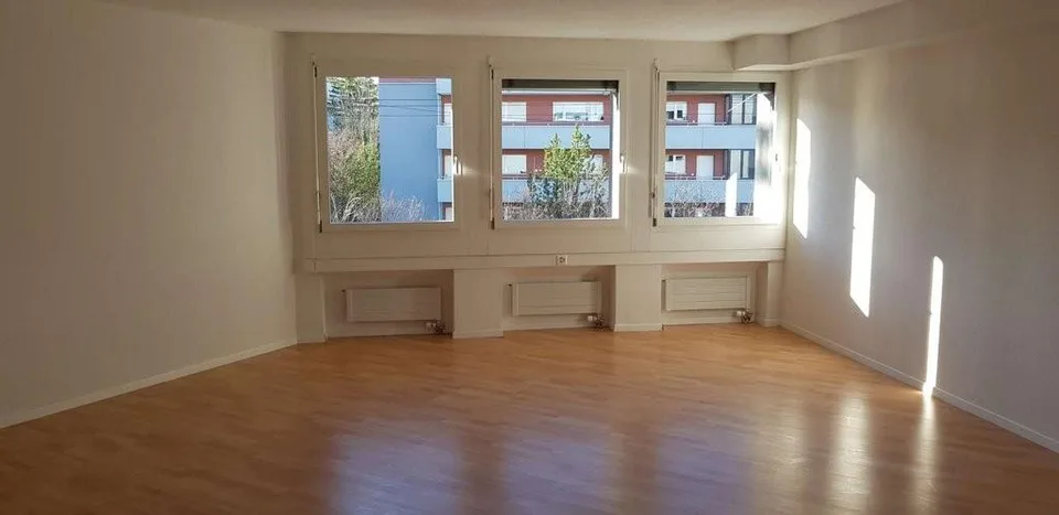Büroraum an bester Lage mitten im Zentrum Seebach zu vermieten!