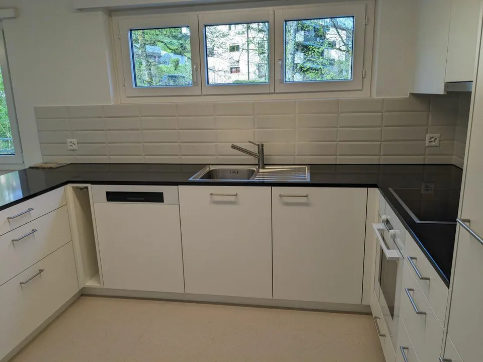 Renovierte 4.5-Zimmerwohnung mit zwei Balkonen und Sicht auf den Pi...