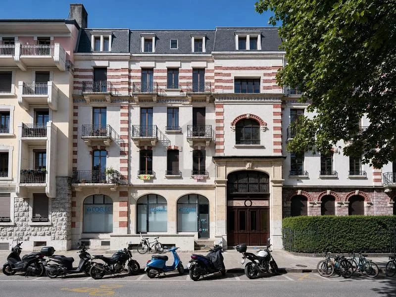 ATTIQUE AVEC BALCON À SERVETTE-CHARMILLES