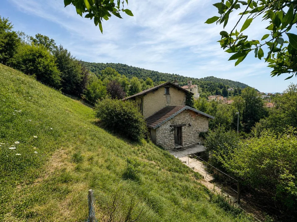 Charakteristisches Objekt zur Renovierung mit großem bebaubarem Grundstück und drei weiteren Waldparzellen – Foto 6 von 16