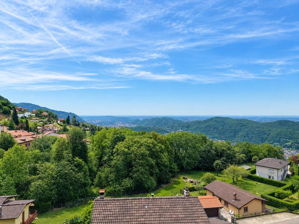 Charakteristisches Objekt zur Renovierung mit großem bebaubarem Grundstück und drei weiteren Waldparzellen – Foto 8 von 16