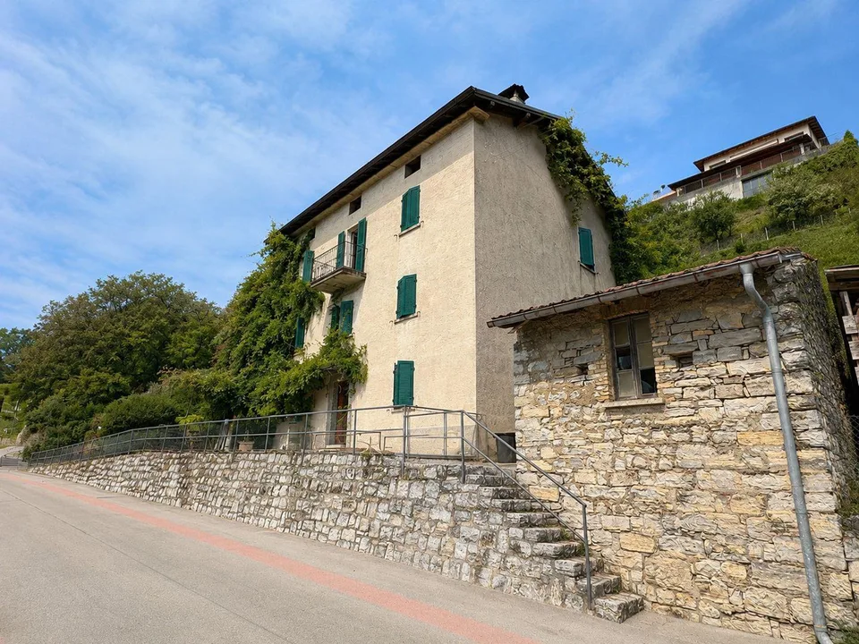 Characteristic property to be renovated with large buildable land and three additional woodland plots