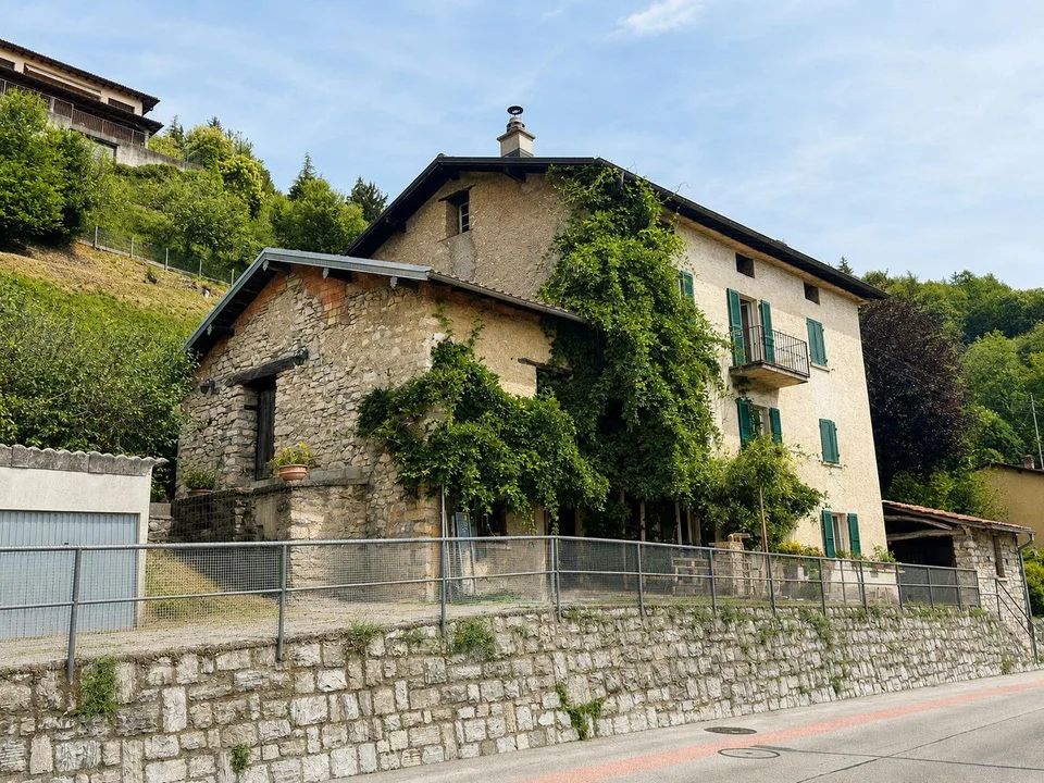 Caratteristico immobile da ristrutturare con grande terreno edifica...