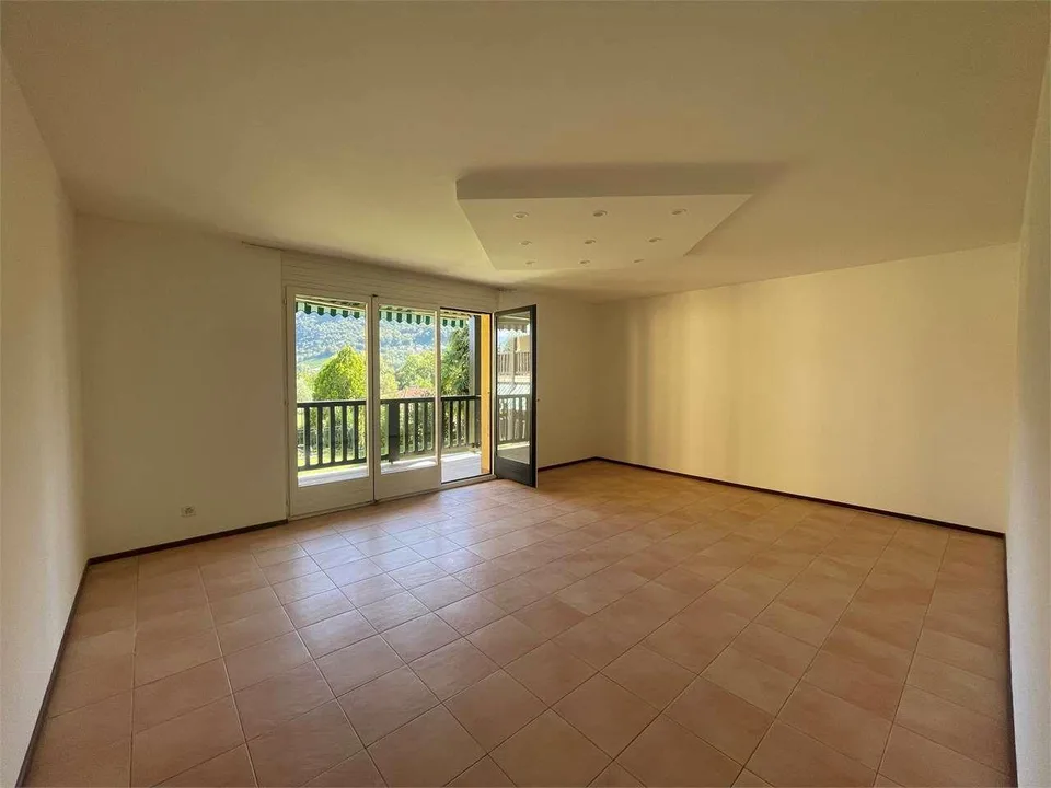 Bright 3.5-room apartment in Gentilino with large covered terrace and view
