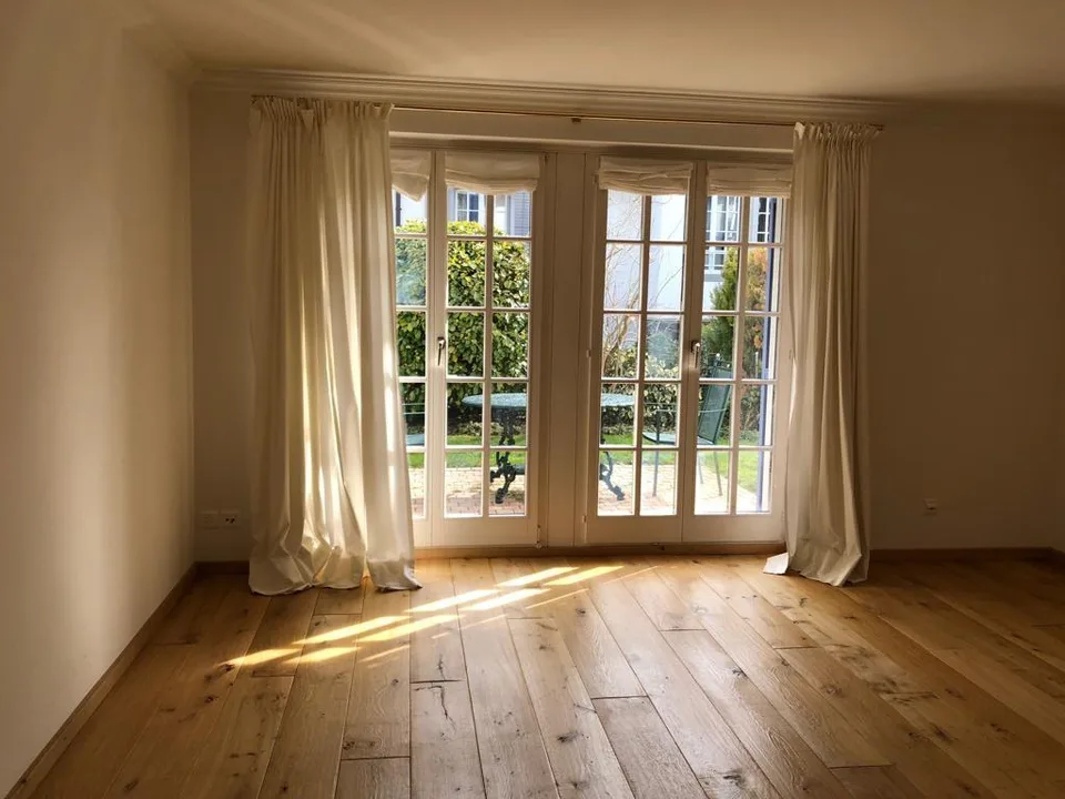 Grosszügige 6.5 Zimmer Garten-Wohnung an ruhiger Lage in Küsnacht