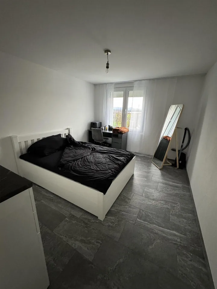 Appartamento luminoso 2.5 locali con balcone e bella vista a Fällanden