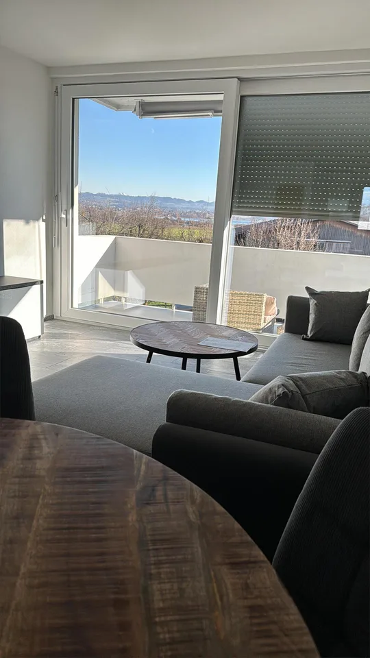 Appartamento luminoso 2.5 locali con balcone e bella vista a Fällanden