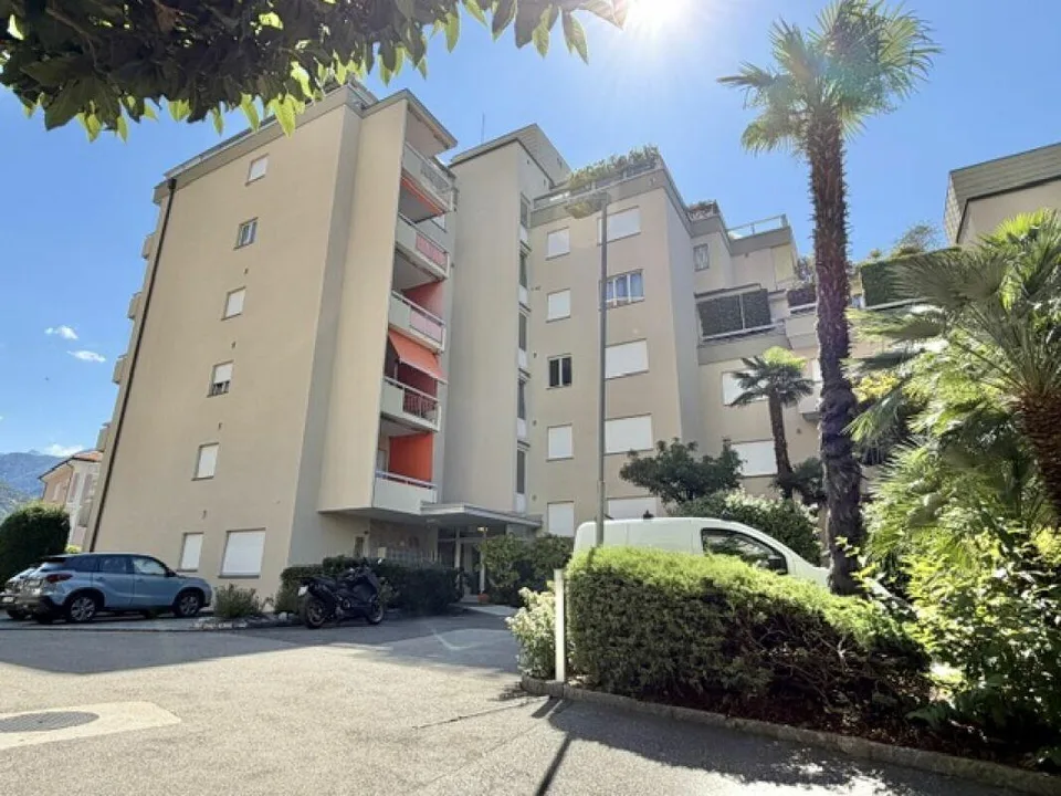 VENDESI A MURALTO - luminoso monolocale al 2° piano in residenza con piscina coperta