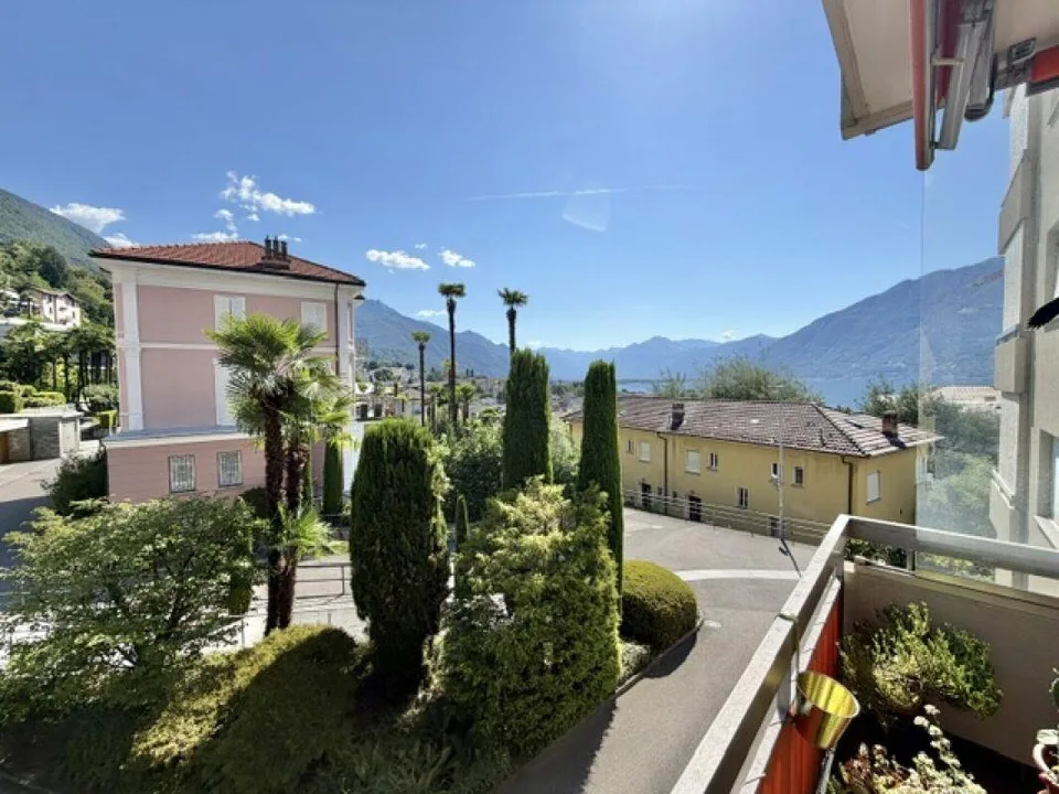 VENDESI A MURALTO - luminoso monolocale al 2° piano in residenza con piscina coperta