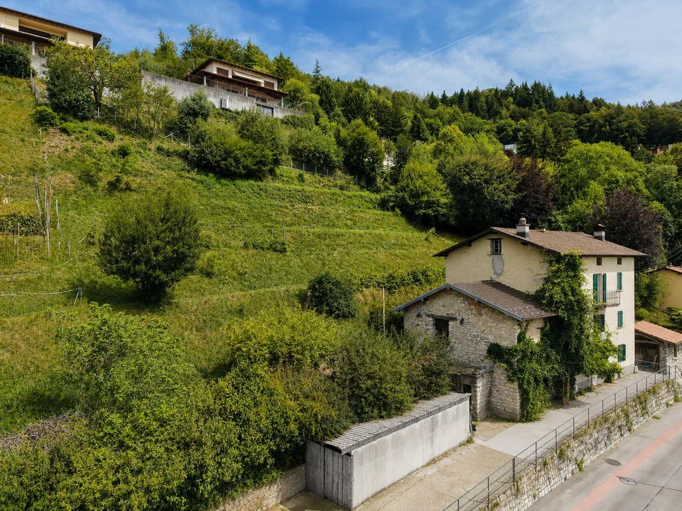 Grande terreno edificabile con costruzione esistente e ulteriori 3 ...