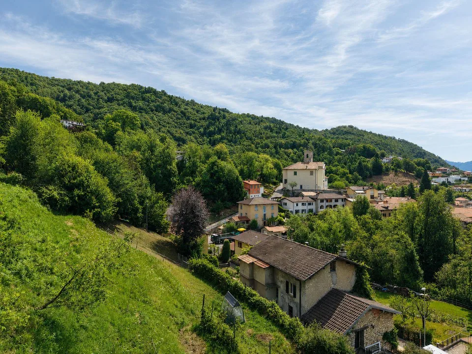 Grande terreno edificabile con costruzione esistente e ulteriori 3 ...