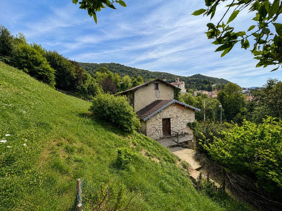Grande terreno edificabile con costruzione esistente e ulteriori 3 ...