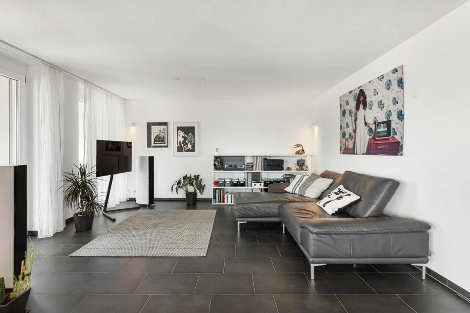 Appartamento attraente di 4.5 locali con terrazza spaziosa, garage e parcheggio esterno