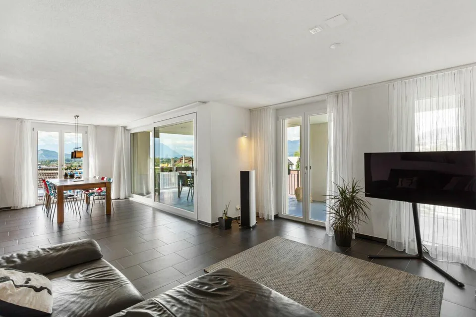 Appartamento attraente di 4.5 locali con terrazza spaziosa, garage e parcheggio esterno