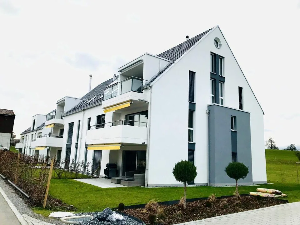 Moderne 4.5-Zimmerwohnung mit attraktivem Sitzplatz an ruhiger Lage