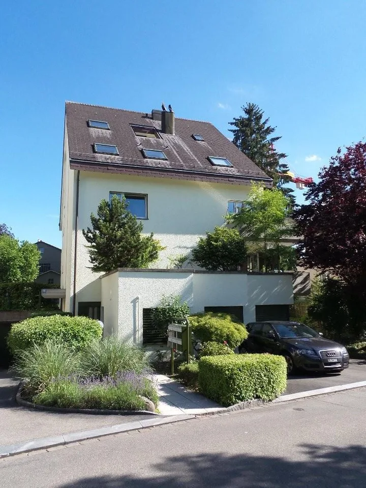 Ruhige 2.5-Zimmerwohnung mit Cheminée und Balkon