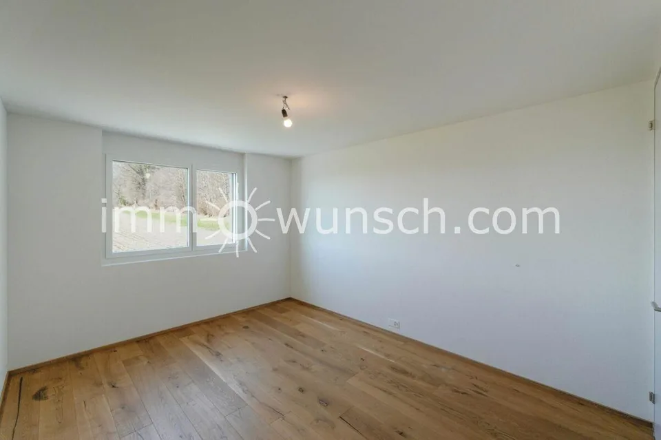 Grosszügige 3 ½ Zi. Eigentumswohnung, mit zum Teil verglastem Balko...