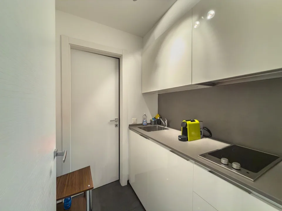 Ufficio open space a Massagno con vetrine su strada e 3 posti