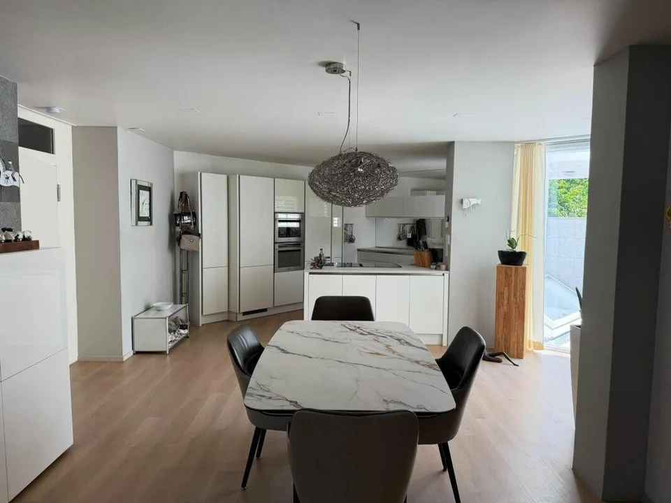Appartamento di 2,5 stanze di alta qualità con terrazza e magnifica vista sul castello