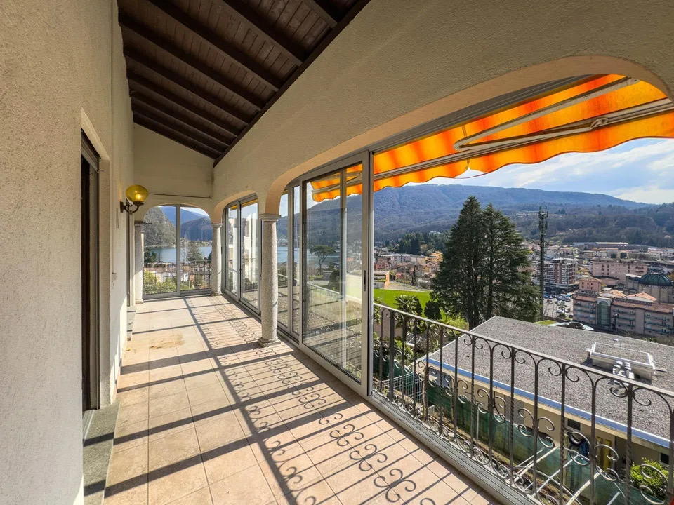 Casa con tre appartamenti vista lago a Ponte Tresa