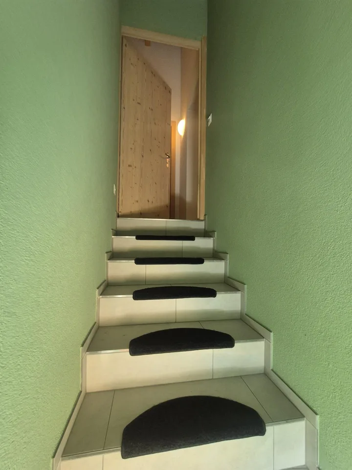 Charmante 5.5-Zimmer-Dachwohnung in sonnenverwöhnter Lage im Domleschg