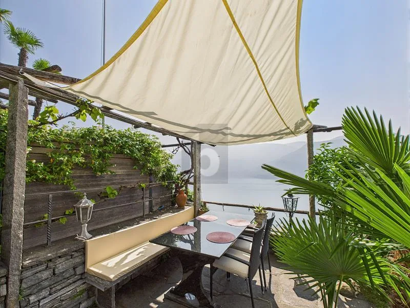 ELEGANTE CON GIARDINO E MERAVIGLIOSA VISTA LAGO