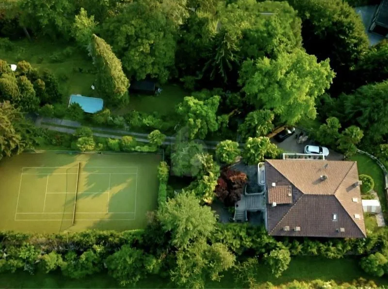 CON PARCO E CAMPO DA TENNIS  PRIVATI