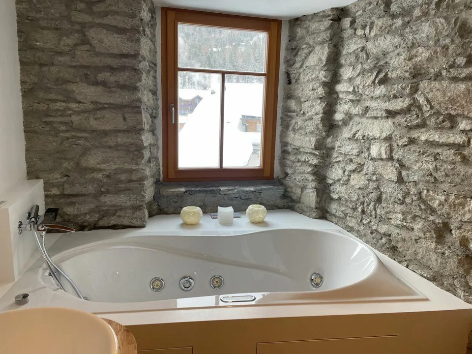 Im Zentrum von Saas-Fee luxuriöse Maisonettewohnung. – Foto 8 von 14