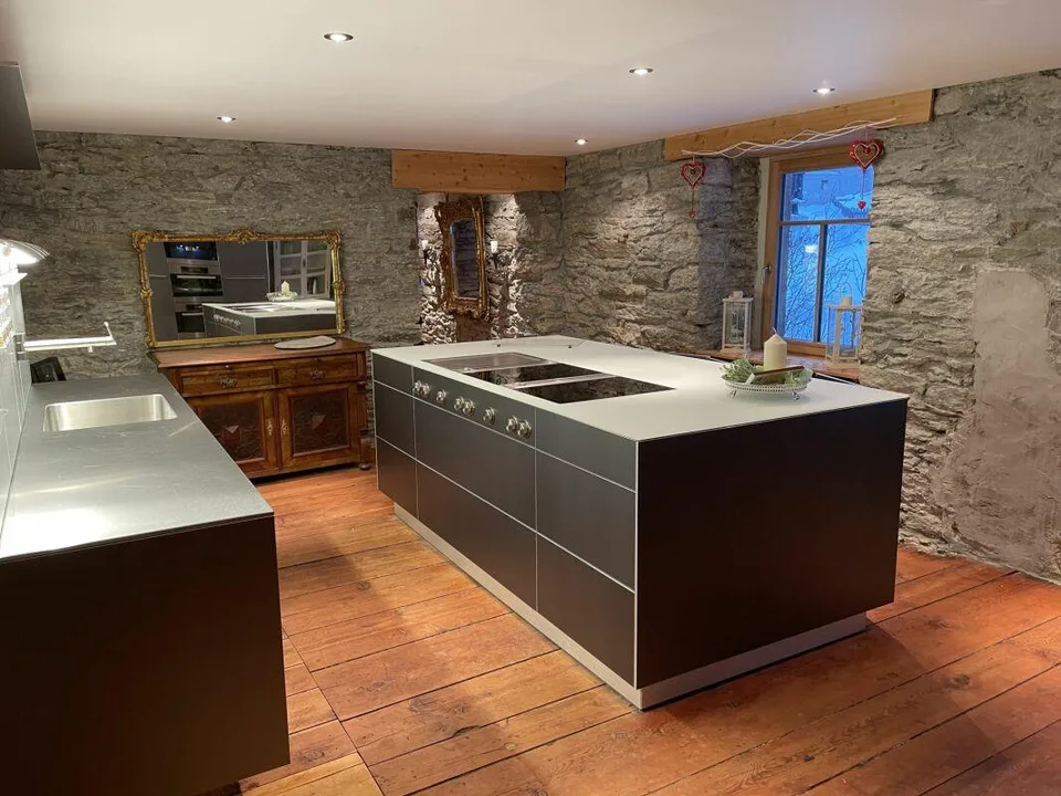 Im Zentrum von Saas-Fee luxuriöse Maisonettewohnung. – Foto 9 von 14