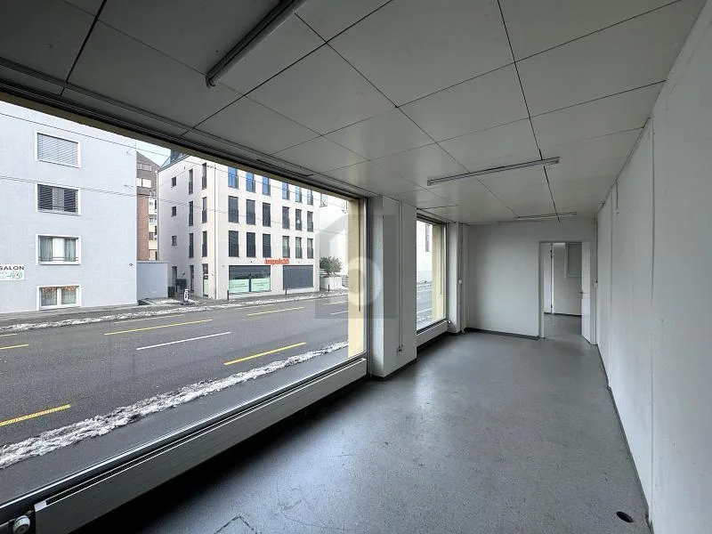 AN TOP LAGE MIT GROSSEM SCHAUFENSTER
