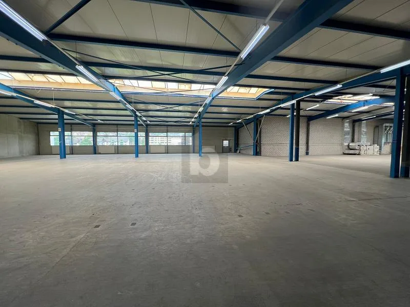 GROSSZÜGIG MIT VIEL LAGERPLATZ