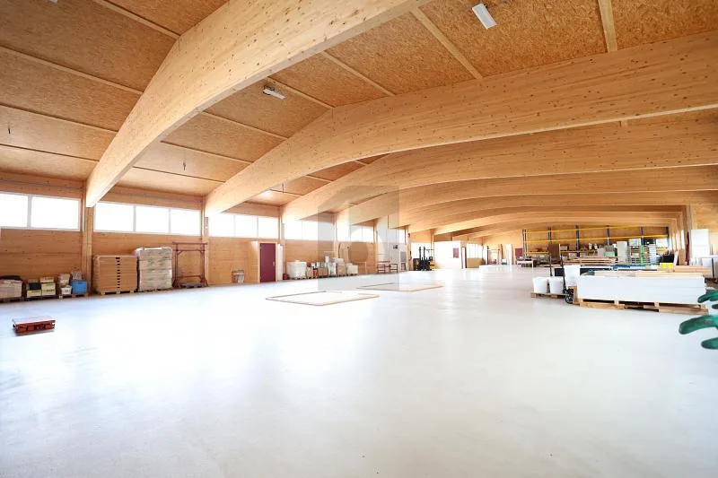 PRODUKTIONSFLÄCHE MIT 6 METER INNENHÖHE