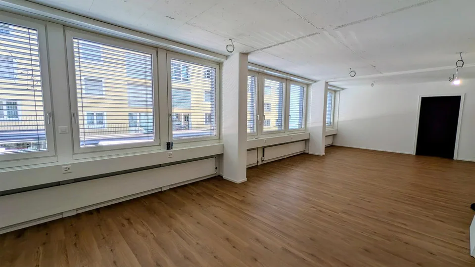 VIEL PLATZ FÜR IHRE IDEEN! Frisch sanierte Gewerbefläche (185 m²)