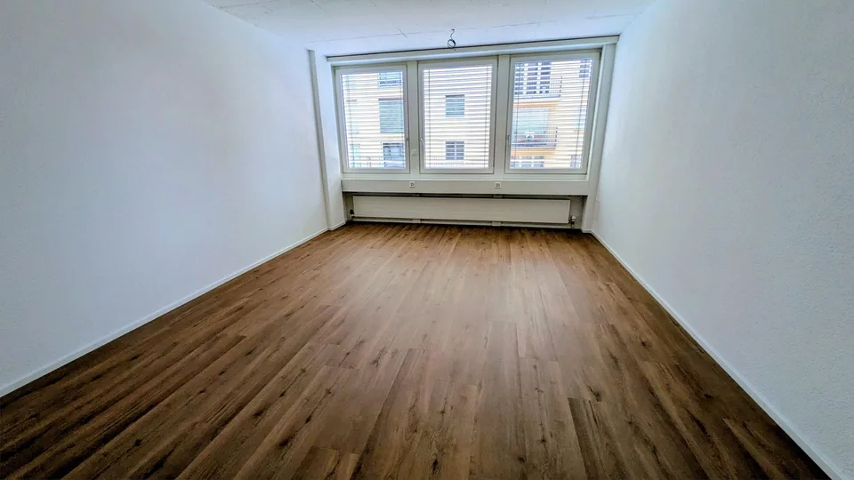 VIEL PLATZ FÜR IHRE IDEEN! Frisch sanierte Gewerbefläche (185 m²)