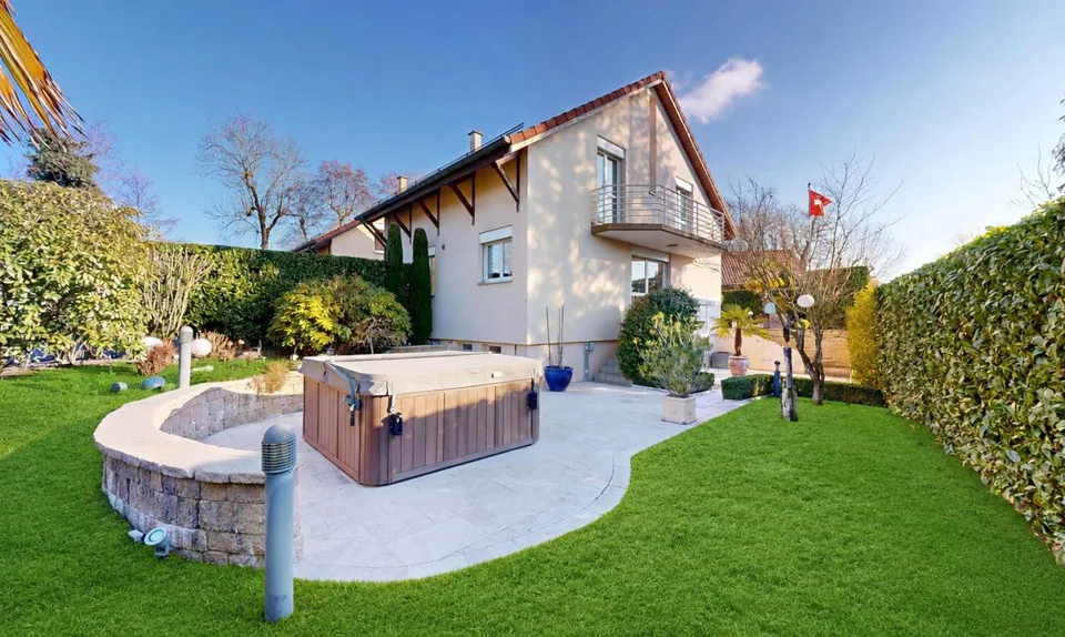 Villa familiale avec jardin arboré et jacuzzi à Founex