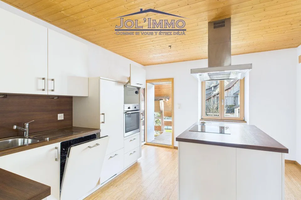 Petit immeuble rénové - 3 appartements à Vendlincourt