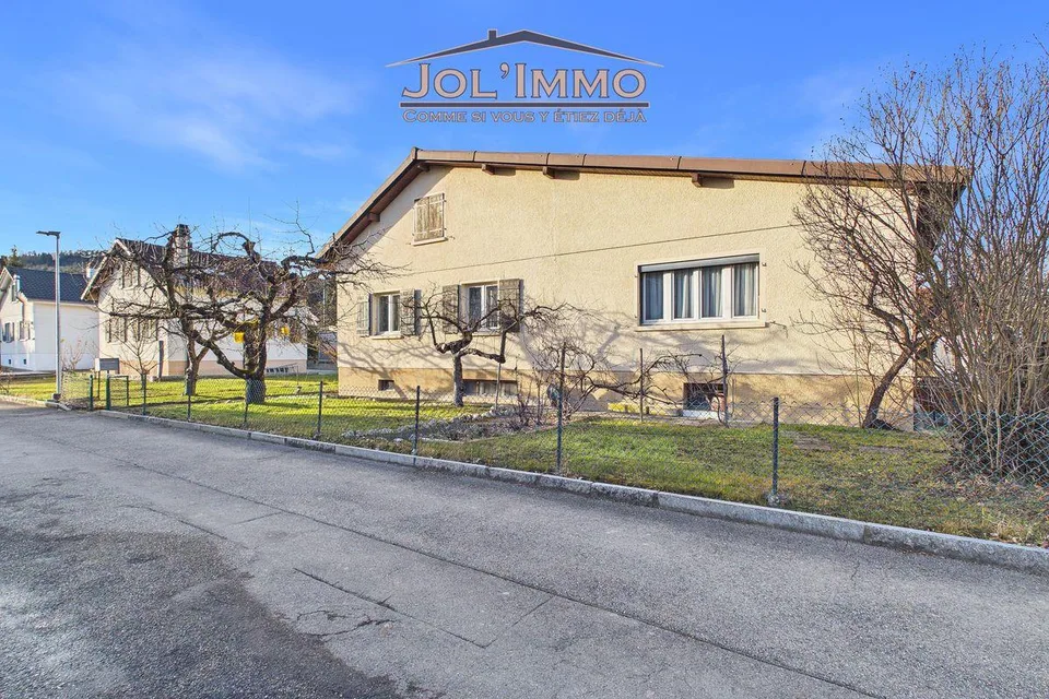 Maison individuelle avec beau potentiel dans quartier calme à Courr...