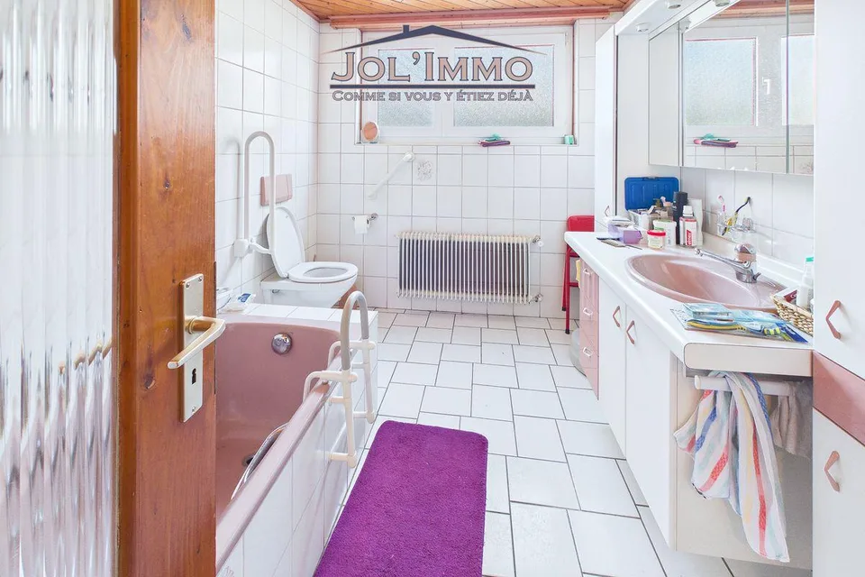 Maison individuelle avec beau potentiel dans quartier calme à Courr...