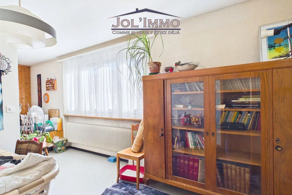 Maison individuelle avec beau potentiel dans quartier calme à Courr...