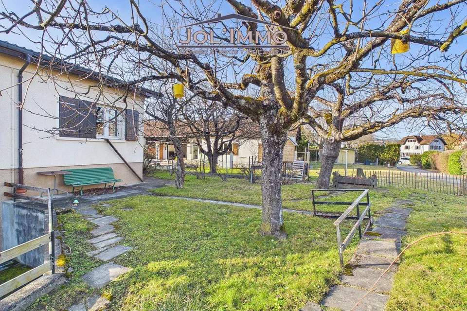 Maison individuelle avec beau potentiel dans quartier calme à Courr...