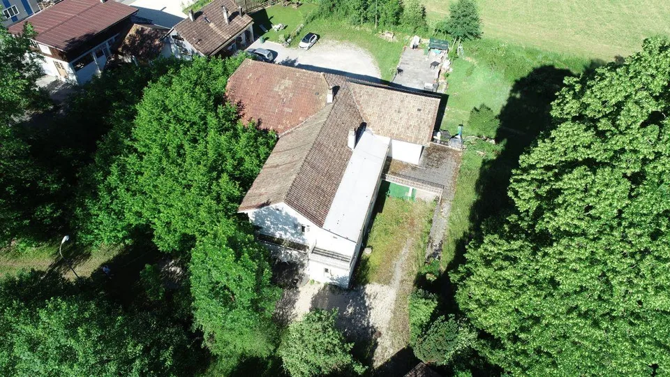 Propriété de caractère avec 3 appartements et terrain à bâtir à Per...