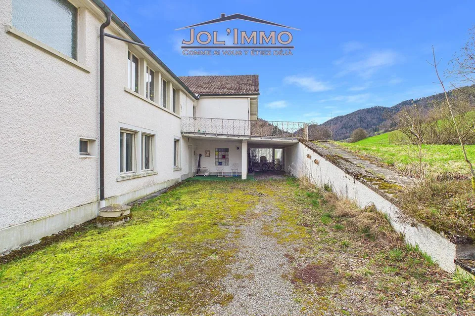 Propriété de caractère avec 3 appartements et terrain à bâtir à Per...