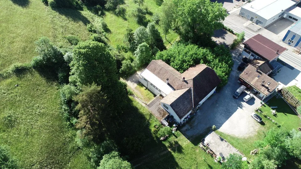 Propriété de caractère avec 3 appartements et terrain à bâtir à Per...