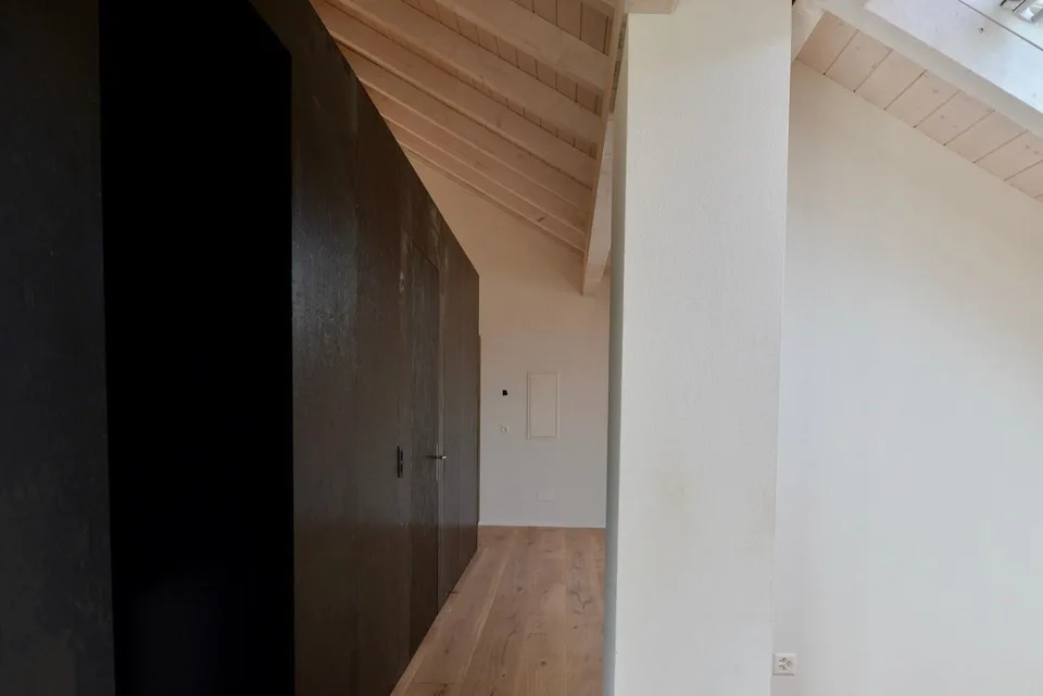 Affascinante loft di 3,5 locali all'ultimo piano a Toffen – disponibile per l'affitto da novembre 2026