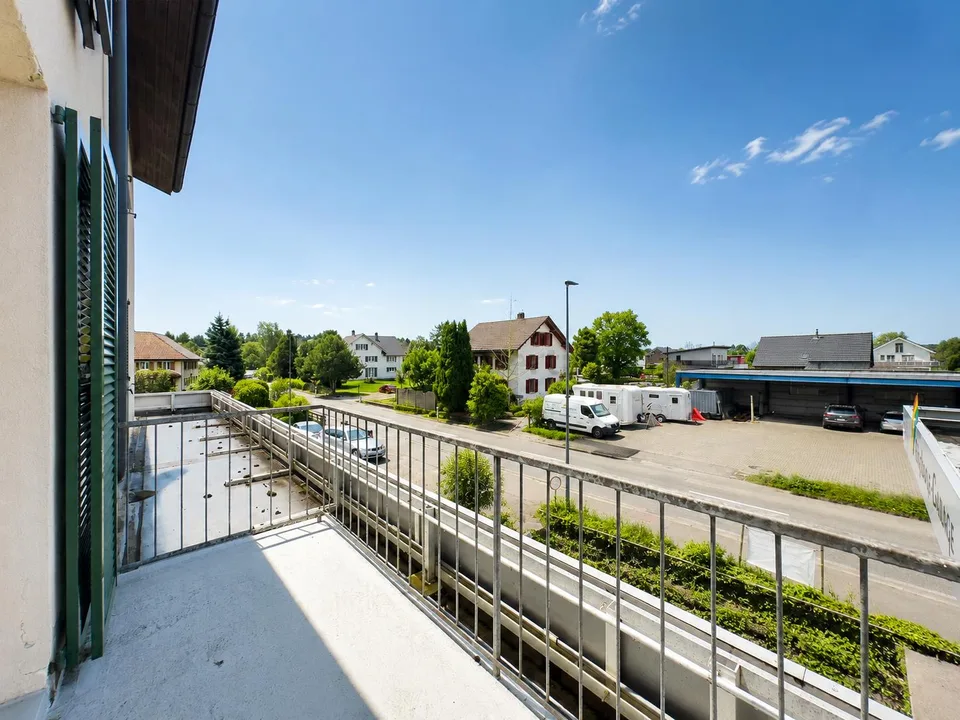 Heller Wohnbereich, gemütlicher Balkon und separates Küchenkonzept