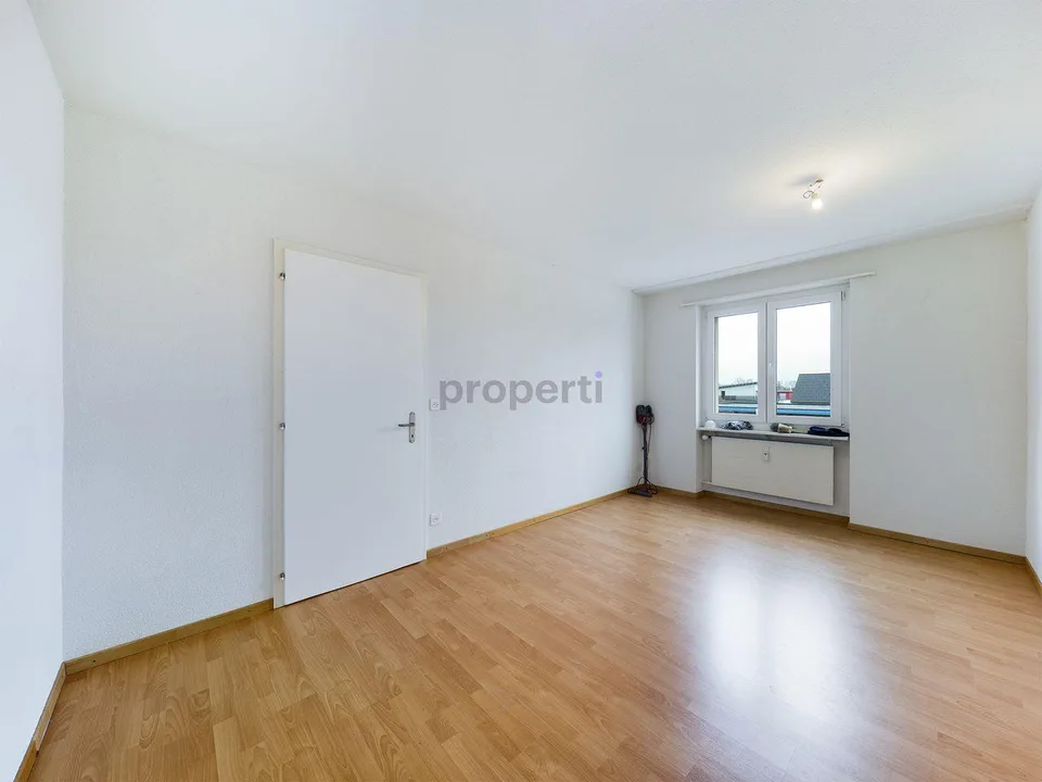 Heller Wohnbereich, gemütlicher Balkon und separates Küchenkonzept
