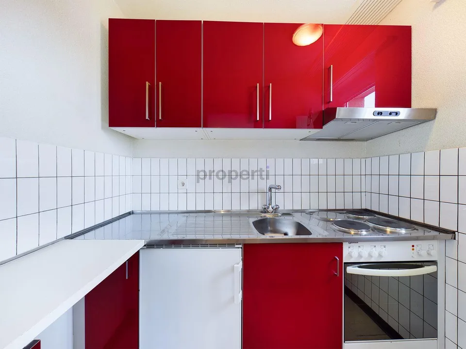 Heller Wohnbereich, gemütlicher Balkon und separates Küchenkonzept